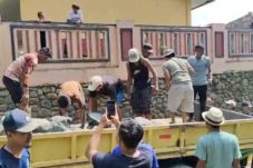 Puluhan warga Desa Tembongraja, Kecamatan Salem, memilih untuk mengambil tindakan swadaya dengan menggalang dana dan langsung memperbaiki jalan sepanjang 6 kilometer tersebut secara gotong royong