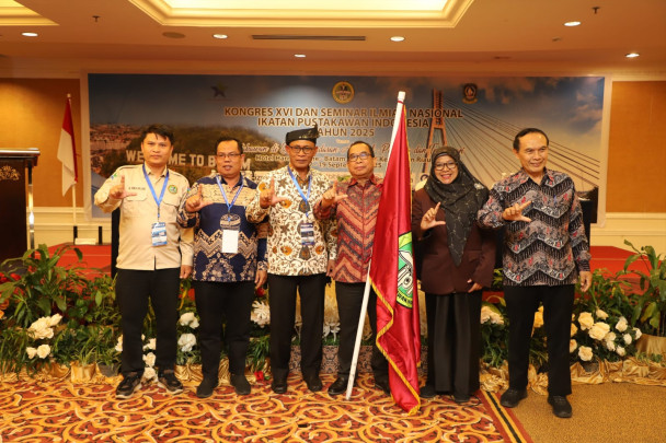 Joko Santoso resmi terpilih sebagai Ketua Umum Pengurus Pusat Ikatan Pustakawan Indonesia (PP IPI) periode 2025–2028 melalui aklamasi pada Sidang Pleno Kongres XVI IPI yang berlangsung di Batam, Kamis (18/9/2025)