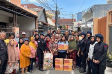 Brimob Polda Metro Jaya Salurkan Bantuan Sembako untuk Warga Kwitang Terdampak Demo Anarkis