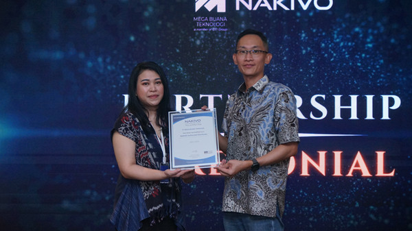 [Ki-Ka] Tri Wulandari, Channel Partner Manager, NAKIVO Inc., Yuwono Pranata, President Director PT Mega Buana Teknologi
