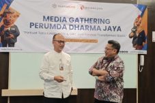 Foto kiri ke kanan: Direktur Keuangan dan SDM Perumda Dharma Jaya, Deni Alfianto Amris dan Direktur Utama Perumda Dharma Jaya, Raditya Endra Budiman (Beritakota.id/Fadli)