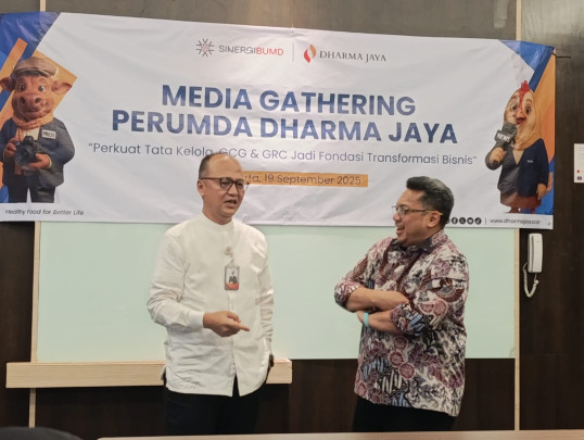 Foto kiri ke kanan: Direktur Keuangan dan SDM Perumda Dharma Jaya, Deni Alfianto Amris dan Direktur Utama Perumda Dharma Jaya, Raditya Endra Budiman (Beritakota.id/Fadli)