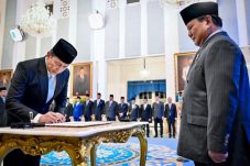Presiden Prabowo Subianto melantik Kepala Staf Kepresidenan, Kepala Lembaga Kebijakan Pengadaan Barang/Jasa Pemerintah (LKPP), Kepala Badan Komunikasi Pemerintah, Wakil Kepala Badan Gizi Nasional, dan Penasihat Khusus Presiden bidang Keamanan dan Ketertiban Masyarakat, dan Reformasi Kepolisian di Istana Negara, Jakarta, pada Rabu, 17 September 2025. (Foto: Setkab)