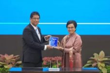 Sri Mulyani Indrawati menyerahkan memo jabatan kepada penerusnya, Purbaya Yudhi Sadewa, dalam acara serah terima pada Selasa (9/9) di Gedung Kementerian Keuangan, Jakarta. (Tangkapan Layar Youtube Kemenkeu)