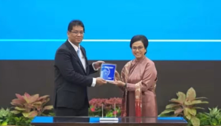 Sri Mulyani Indrawati menyerahkan memo jabatan kepada penerusnya, Purbaya Yudhi Sadewa, dalam acara serah terima pada Selasa (9/9) di Gedung Kementerian Keuangan, Jakarta. (Tangkapan Layar Youtube Kemenkeu)