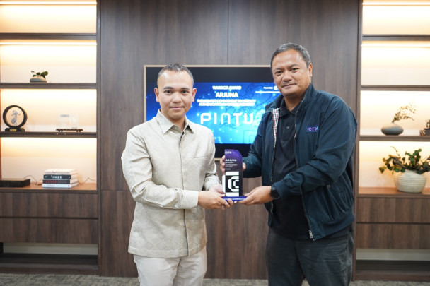 (Kiri) CMO PINTU Timothius Martin menerima penghargaan dari bursa kripto CFX yang diserahkan oleh Direktur Utama CFX Subani (kanan). PINTU meraih predikat sebagai The Highest Commitment to Literacy and Education in Crypto Industry