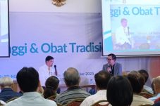 Foto kiri ke kanan: dr. Med Salim Lim, MD.Sp.PD-KGH, FAMS, FASN dan dr. Raymond P.A M.Kes.AAAM