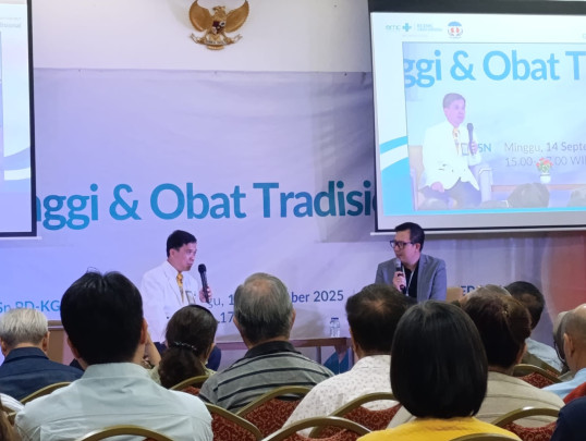 Foto kiri ke kanan: dr. Med Salim Lim, MD.Sp.PD-KGH, FAMS, FASN dan dr. Raymond P.A M.Kes.AAAM