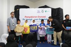 Ratusan anak-anak penerima manfaat tampak riang gembira menanti momen berharga menerima perlengkapan sekolah baru