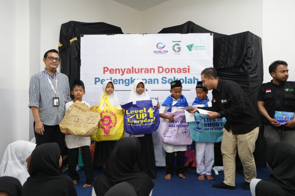 Ratusan anak-anak penerima manfaat tampak riang gembira menanti momen berharga menerima perlengkapan sekolah baru