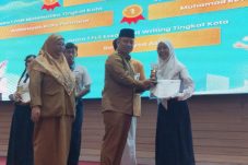 Wali Kota Depok Serahkan Penghargaan Siswa Berprestasi (Foto: Pemkot Depok)