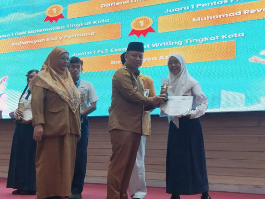 Wali Kota Depok Serahkan Penghargaan Siswa Berprestasi (Foto: Pemkot Depok)