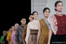 Dewan Kerajinan Nasional Daerah (Dekranasda) DKI Jakarta memeriahkan acara Fashion Nation XIX Edition di Senayan City, Jakarta Pusat Senin (22/9/2025).