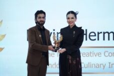 Chef Devina Hermawan meraih penghargaan