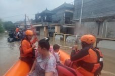 Penampakan evakuasi warga di Denpasar menyusul banjir besar yang melanda Pulau Dewata. (BASARNAS)
