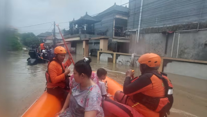 Penampakan evakuasi warga di Denpasar menyusul banjir besar yang melanda Pulau Dewata. (BASARNAS)
