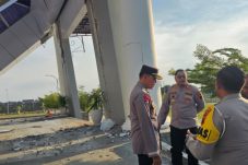 Kapolres Brebes, AKBP Lilik Ardhiansyah langsung turun ke lokasi untuk memantau secara langsung insiden runtuhnya atap teras Kantor Pemerintahan Terpadu (KPT) Brebes pada Minggu (21/9/2025) sekitar pukul 11.30 WIB
