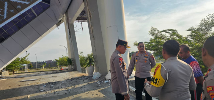 Kapolres Brebes, AKBP Lilik Ardhiansyah langsung turun ke lokasi untuk memantau secara langsung insiden runtuhnya atap teras Kantor Pemerintahan Terpadu (KPT) Brebes pada Minggu (21/9/2025) sekitar pukul 11.30 WIB