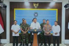 Menteri Pertahanan, Sjafrie Sjamsoeddin (tengah), memberikan keterangan di Kantor Presiden, Jakarta, Minggu (31/8/2025). Presiden Prabowo Subianto memerintahkan polisi dan TNI untuk menindak tegas pelaku penjarahan rumah pejabat negara. (Sumber: Tangkap layar kanal YouTube KompasTV)