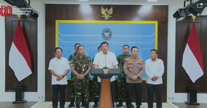 Menteri Pertahanan, Sjafrie Sjamsoeddin (tengah), memberikan keterangan di Kantor Presiden, Jakarta, Minggu (31/8/2025). Presiden Prabowo Subianto memerintahkan polisi dan TNI untuk menindak tegas pelaku penjarahan rumah pejabat negara. (Sumber: Tangkap layar kanal YouTube KompasTV)
