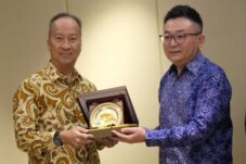 Menteri Perindustrian Agus Gumiwang Kartasasmita berfoto bersama seusai melakukan pertemuan bilateral dengan jajaran Chery di Shanghai, Tiongkok, Jumat (10/10).