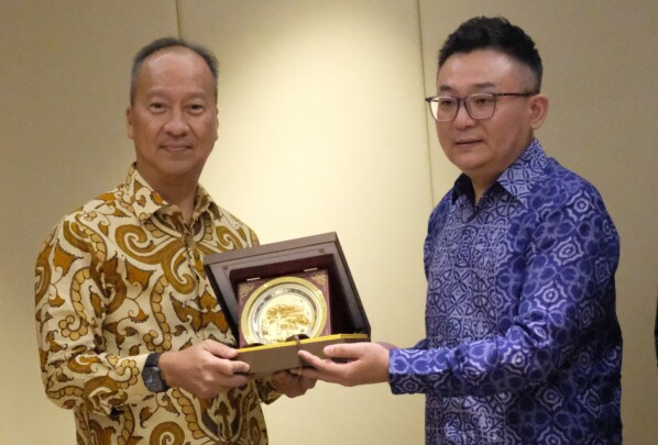 Menteri Perindustrian Agus Gumiwang Kartasasmita berfoto bersama seusai melakukan pertemuan bilateral dengan jajaran Chery di Shanghai, Tiongkok, Jumat (10/10).