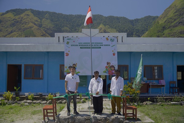 General Manager J&T Cargo Medan, Daniel Wijaya, bersama perwakilan sekolah dan masyarakat menandai peresmian sekolah hasil renovasi melalui program “Satu Langkah Satu Kebaikan”.