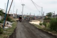 Jalan rusak di pelabuhan kluwut Brebes akhirnya di perbaikan secara swadaya oleh sejumlah nelayan setempat. Fot:ist