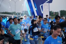 Antusiasme Pelari Memulai Langkah Mereka di Garis Start ISOPLUS RUN 2025 Kategori 10K, yang Digelar di Community Park, Pantai Indah Kapuk, Jakarta
