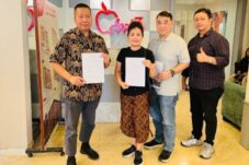 Bayu Setiawan, Direktur PT Diamond Citra Propertindo Tbk (paling kiri), Bongso Suharmin , Direktur PT Daikoku Suteki International, (ketiga dari kiri), Usai penandatanganan kerjasama strategis di Jakarta (24/10/2025)
