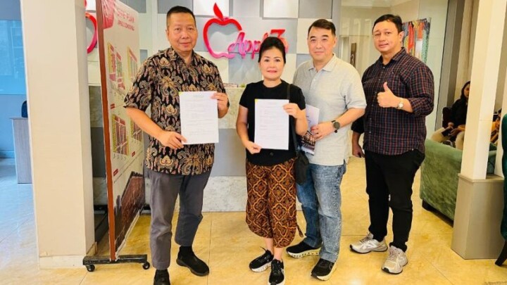 Bayu Setiawan, Direktur PT Diamond Citra Propertindo Tbk (paling kiri), Bongso Suharmin , Direktur PT Daikoku Suteki International, (ketiga dari kiri), Usai penandatanganan kerjasama strategis di Jakarta (24/10/2025)