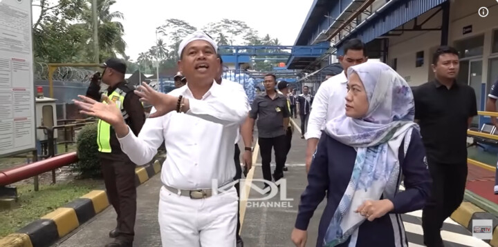Gubernur Jawa Barat (Jabar), Dedi Mulyadi (KDM), secara resmi mengklarifikasi pernyataannya yang sebelumnya sempat menimbulkan kehebohan. KDM mengakui bahwa sumber air awal Aqua memang berasal dari mata air pegunungan.