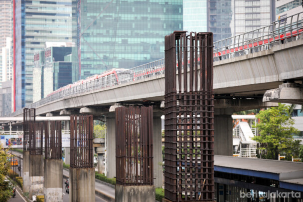 Tiang bekas proyek monorel yang mangkrak di Jalan HR Rasuna Said (Dok:BeritaJakarta)