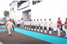 Presiden Republik Indonesia, Prabowo Subianto hari ini menghadiri parade kapal perang spektakuler yang diselenggarakan oleh Tentara Nasional Indonesia Angkatan Laut (TNI AL) di perairan Teluk Jakarta