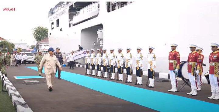 Presiden Republik Indonesia, Prabowo Subianto hari ini menghadiri parade kapal perang spektakuler yang diselenggarakan oleh Tentara Nasional Indonesia Angkatan Laut (TNI AL) di perairan Teluk Jakarta