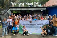 Bersama PWI Depok, Hotel Santika Gelar Santika Sahabat Bumi, Lakukan Aksi Bersih Sampah di Taman Leli