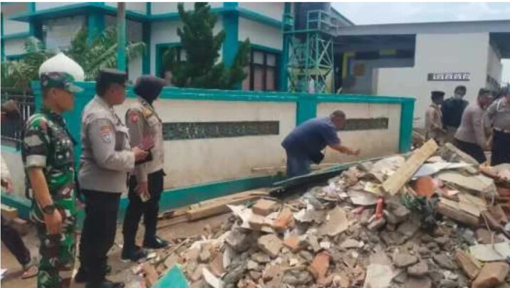 Bangunan asrama putri Pondok Pesantren Salafiyah Syafi’iyah Syekh Abdul Qodir Jaelani, Desa Blimbing, Kecamatan Besuki, Situbondo, ambruk pada Selasa (28/10/2025) malam. (Foto: dok. Polres Situbondo)