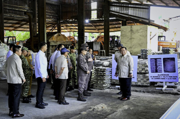 Presiden Prabowo Subianto menyaksikan secara langsung Penyerahan Aset Barang Rampasan Negara (BRN) kepada PT Timah Tbk., yang digelar di Smelter PT Tinindo Internusa, Kota Pangkal Pinang, Provinsi Kepulauan Bangka Belitung, pada Senin, 6 Oktober 2025 (Foto/Setpres)