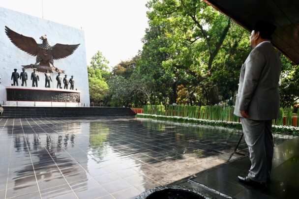 Presiden Prabowo Subianto memimpin upacara peringatan Hari Kesaktian Pancasila Tahun 2025 yang digelar di Monumen Pancasila Sakti, Lubang Buaya, Jakarta, pada Rabu (01/10/2025). (Foto: Setneg)