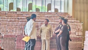 Kejaksaan Agung (Kejagung) menyerahkan dana sebesar Rp 13 triliun hasil penyitaan dari kasus korupsi ekspor crude palm oil (CPO) ke kas negara