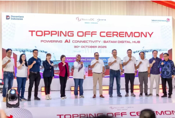CFO Singtel Digital Infraco And Nxera Cyndi Pei (kelima dari kiri), Direktur Utama Telkom Indonesia Dian Siswarini (tengah), Director of Business Performance and Assets Optimization Danantara Indonesia Bhimo Aryanto (tengah), Direktur Strategic Business Development & Portfolio Telkom Indonesia Seno Soemadji (kelima dari kanan), CEO NeutraDC Andreuw ThAF (keempat dari kanan), dan CEO NeutraDC Nxera Batam Indrama YM Purba (ketiga dari kanan) saat sesi Topping Off Ceremony pada acara Topping Off Ceremony "Powering AI Connectivity: Batam Digital Hub" di kawasan industri Kabil, Batam, pada Kamis, 30 Oktober 2025. (Telkom/Istimewa)