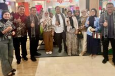Kunjungan Gubernur Nusa Tenggara Barat, Bapak Lalu Muhammad Iqbal, ke booth PDSB pada ajang Syariah Financial Fair (SYAFIF) 2025 di Lombok Epicentrum Mall, Mataram