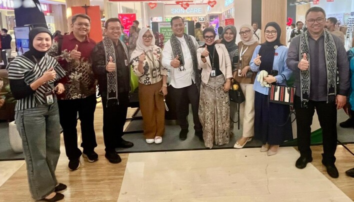 Kunjungan Gubernur Nusa Tenggara Barat, Bapak Lalu Muhammad Iqbal, ke booth PDSB pada ajang Syariah Financial Fair (SYAFIF) 2025 di Lombok Epicentrum Mall, Mataram
