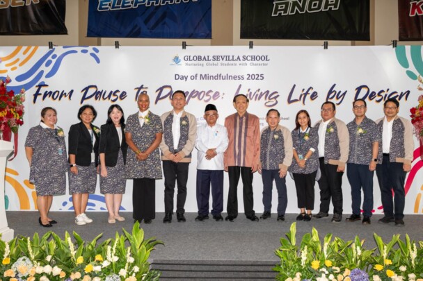 Keterangan Foto: Foto bersama Menteri Pendidikan Menengah Prof. Dr. Abdul Mu’ti, M.Ed. dengan para pendiri sekolah, jajaran pimpinan dan manajemen Global Sevilla School.
