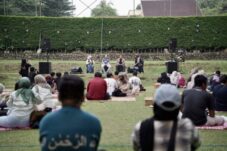 Konser amal bertajuk "Sisir Kota Pesisir" yang diinisiasi oleh Dompet Dhuafa dan musisi berbakat Is Pusakata, yang sukses digelar di Bandarkopi Jakarta pada Minggu (19/10/2025).