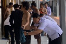 Deteksi Dini Gangguan Kamtib, Petugas Lapas Brebes Geledah Kamar Hunian Warga binaan dengan Humanis