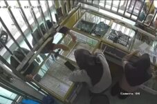 Aksi Nekat Pasangan Pencuri Gasak Kalung Emas di Toko Perhiasan Songgom, Terekam CCTV