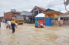 Ruas Jalan Larangan–Ketanggungan Terendam Banjir, Sejumlah Sepeda Motor Mogok di Tengah Genangan