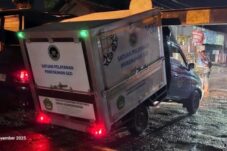 Mobil Box Tersangkut Palang Pembatas Tinggi Kendaraan di Ketanggungan, Begini Kronologinya