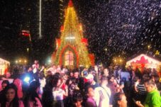 Penyalaan Pohon Natal Buka Festive Season Series One Satrio